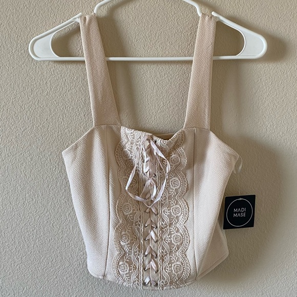 Beautiful Cream Detailed Top - Picture 3 of 3